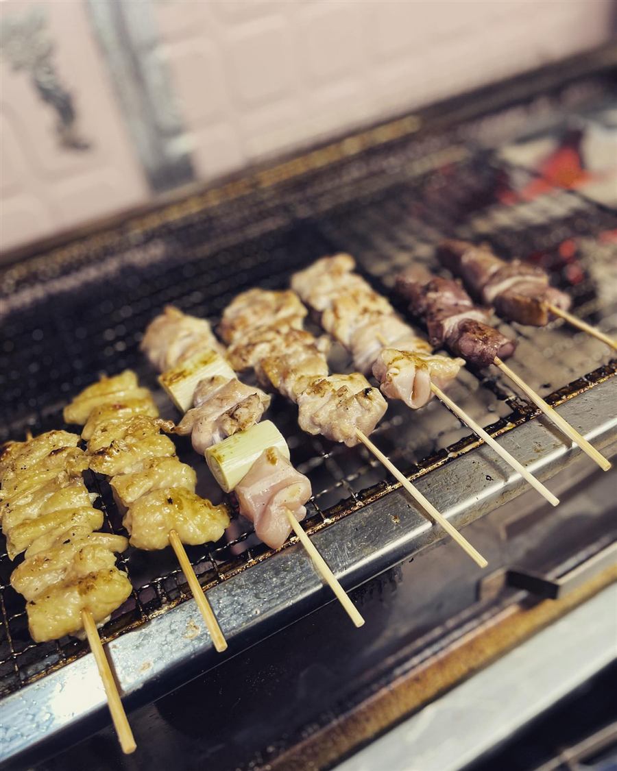 炭火の焼き台で焼かれている焼き鳥